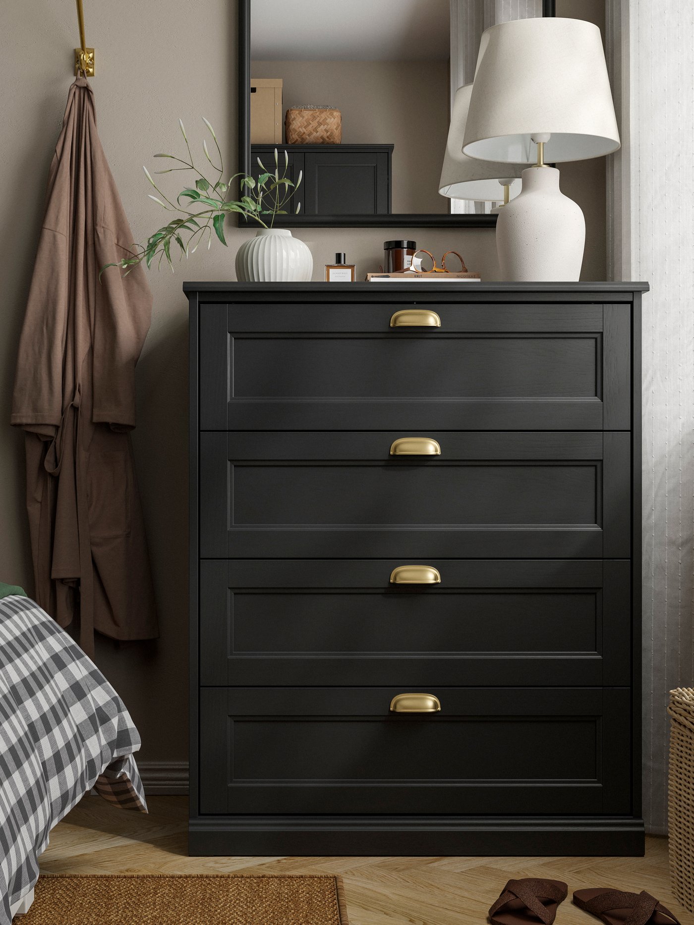 The FÅGELFJÄLLET bedroom series features decorative details with a crafted feel. This chest of drawers has framed fronts, profiled edges and brass-effect handles – plus generous storage!