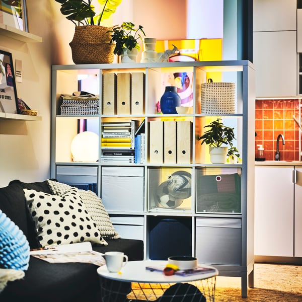 Un pot de fleurs blanc FÖRENLIG pour l'intérieur et l'extérieur et DRÖNA