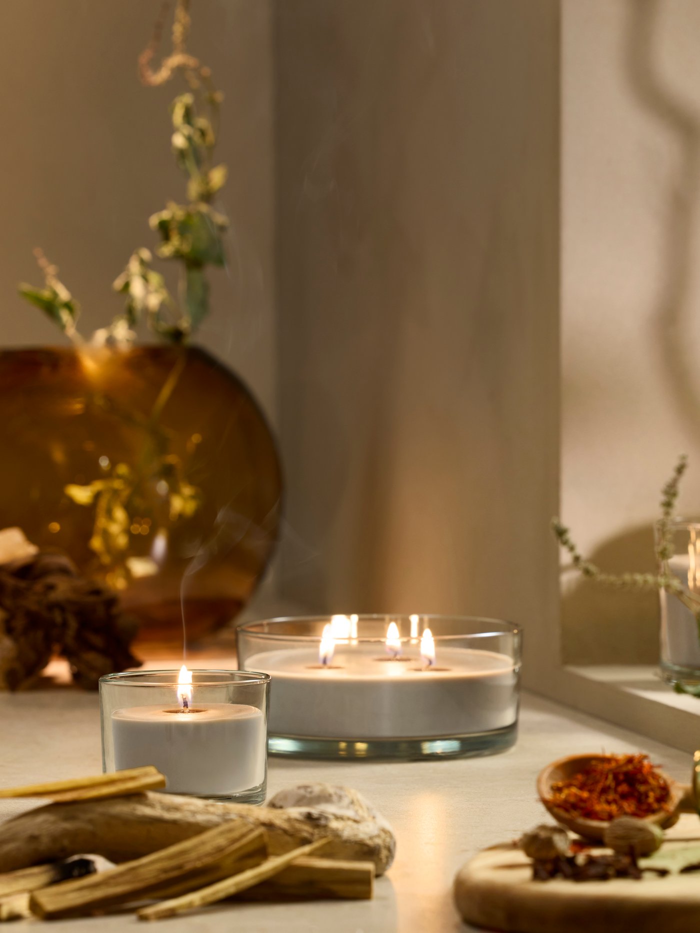 Świece zaachowe LOTSFÅGEL o zapachu paczuli i drzewa sandałowego.