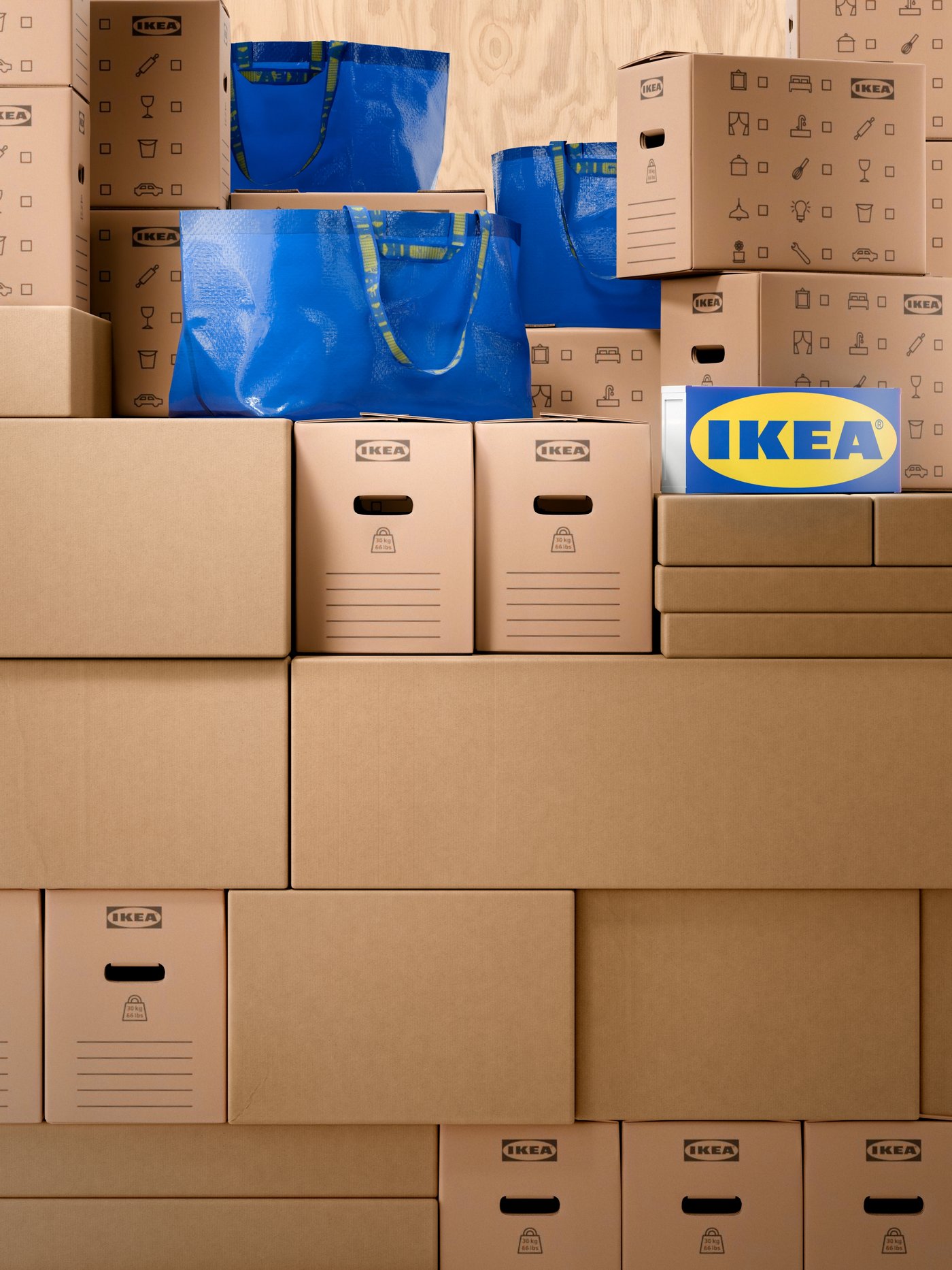 山積みのボックスの上にイケアのバッグが置かれている。