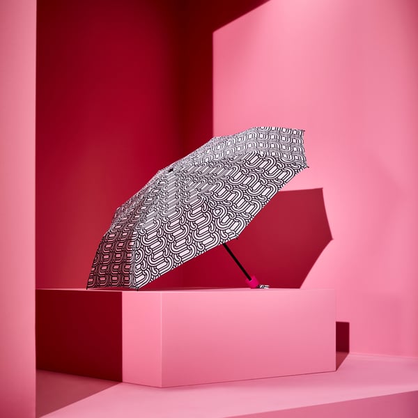 A white/black SÖTRÖNN umbrella