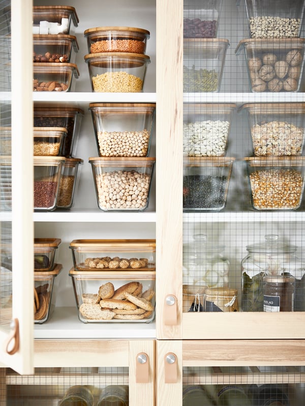 Pravougaona staklena/bambusova posuda za hranu IKEA 365+ sa poklopcem u kuhinji