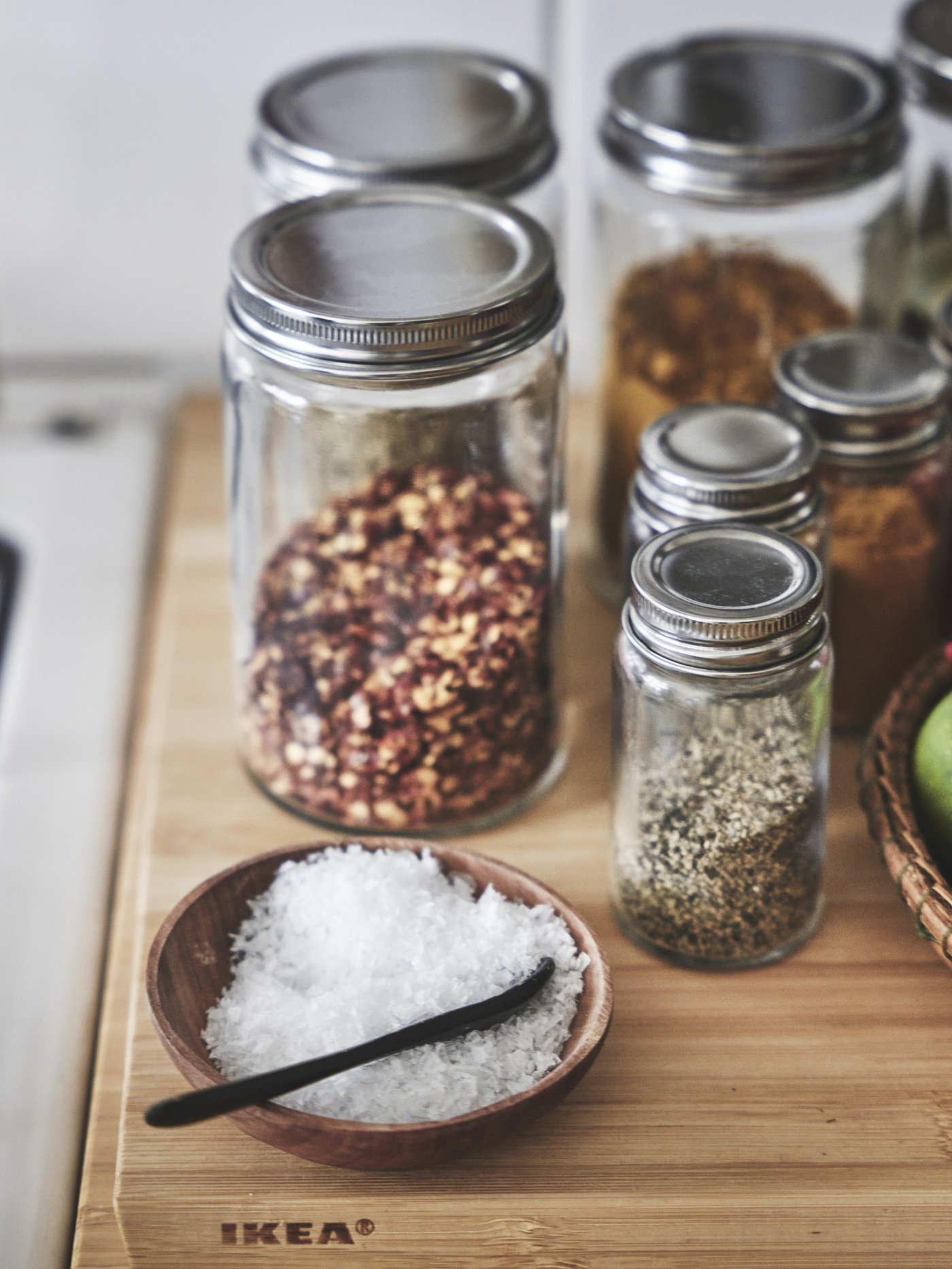 En kryddburk i klart glas/rostfritt stål från GULDFISK