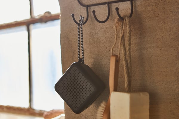 Un altavoz bluetooth portátil VAPPEBY resistente al agua/negro