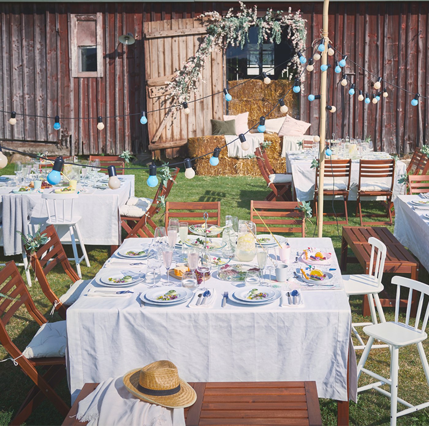 A foldable brown stained ÄPPLARÖ chair, outdoor outside