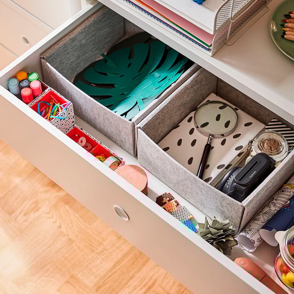 A light grey KOMPLEMENT box in the childrens room