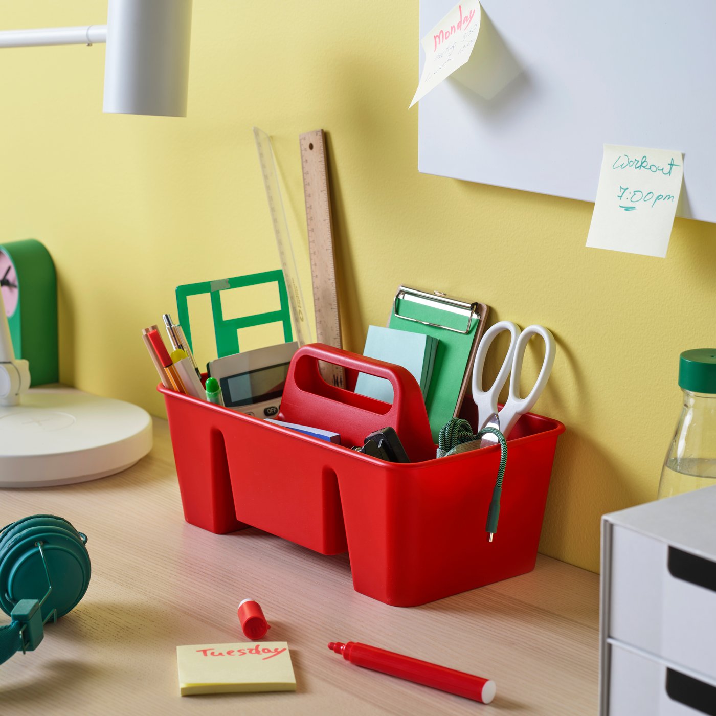 책상 위에 다양한 문구용품이 정리된 이미지