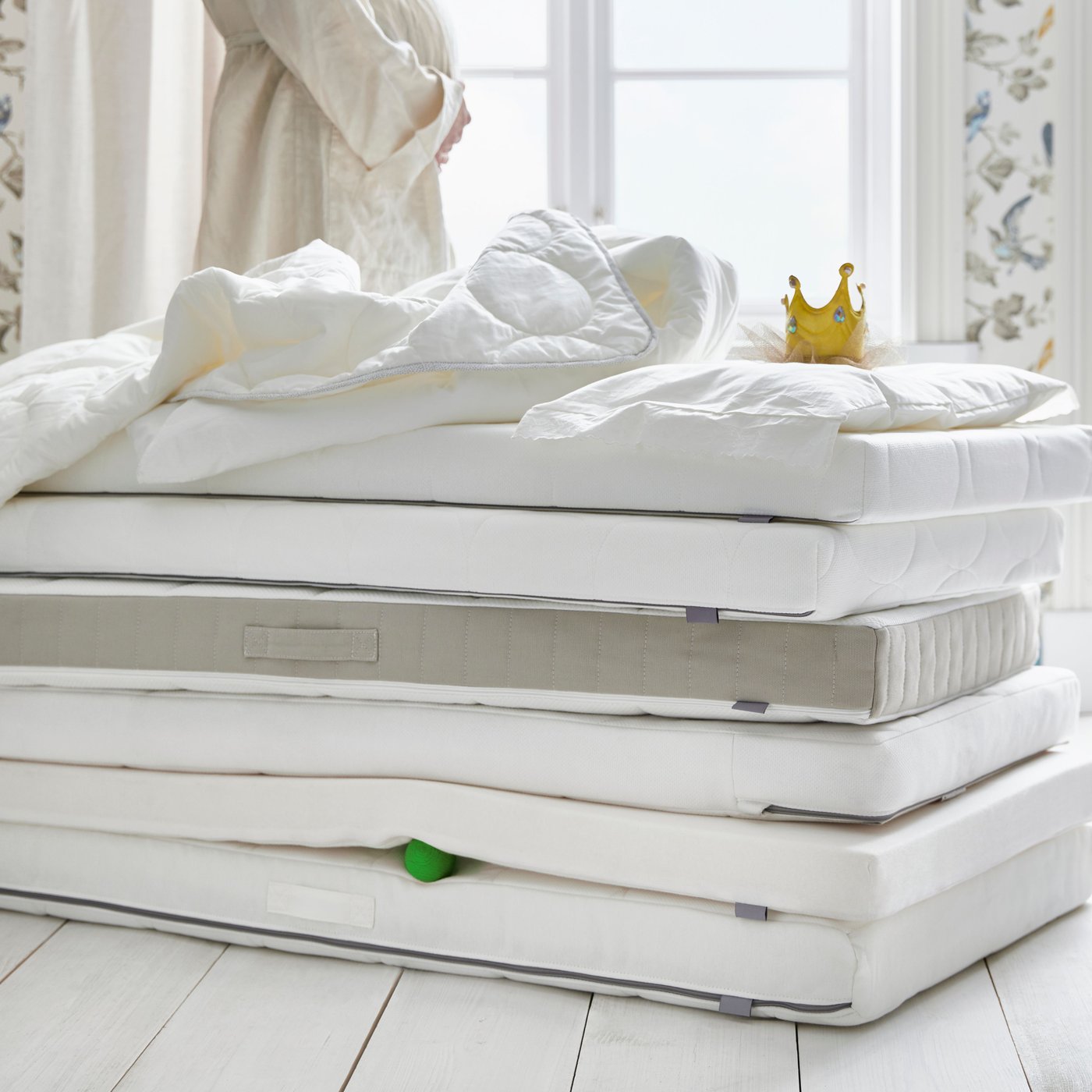 A PELLEPLUTT foam mattress for cot in the childrens room