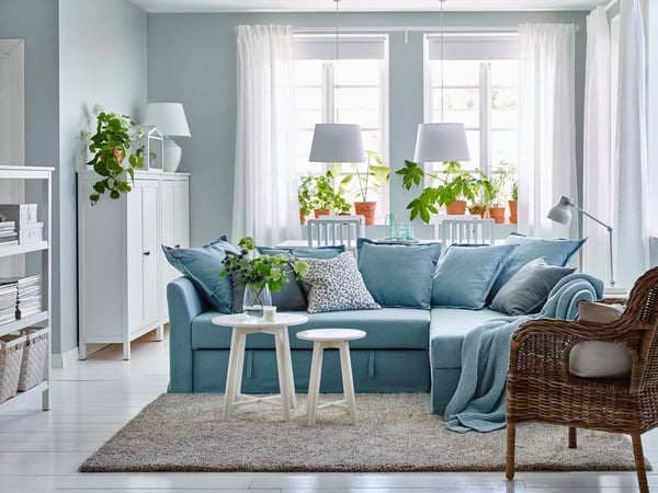 Un fauteuil BYHOLMA gris dans le salon