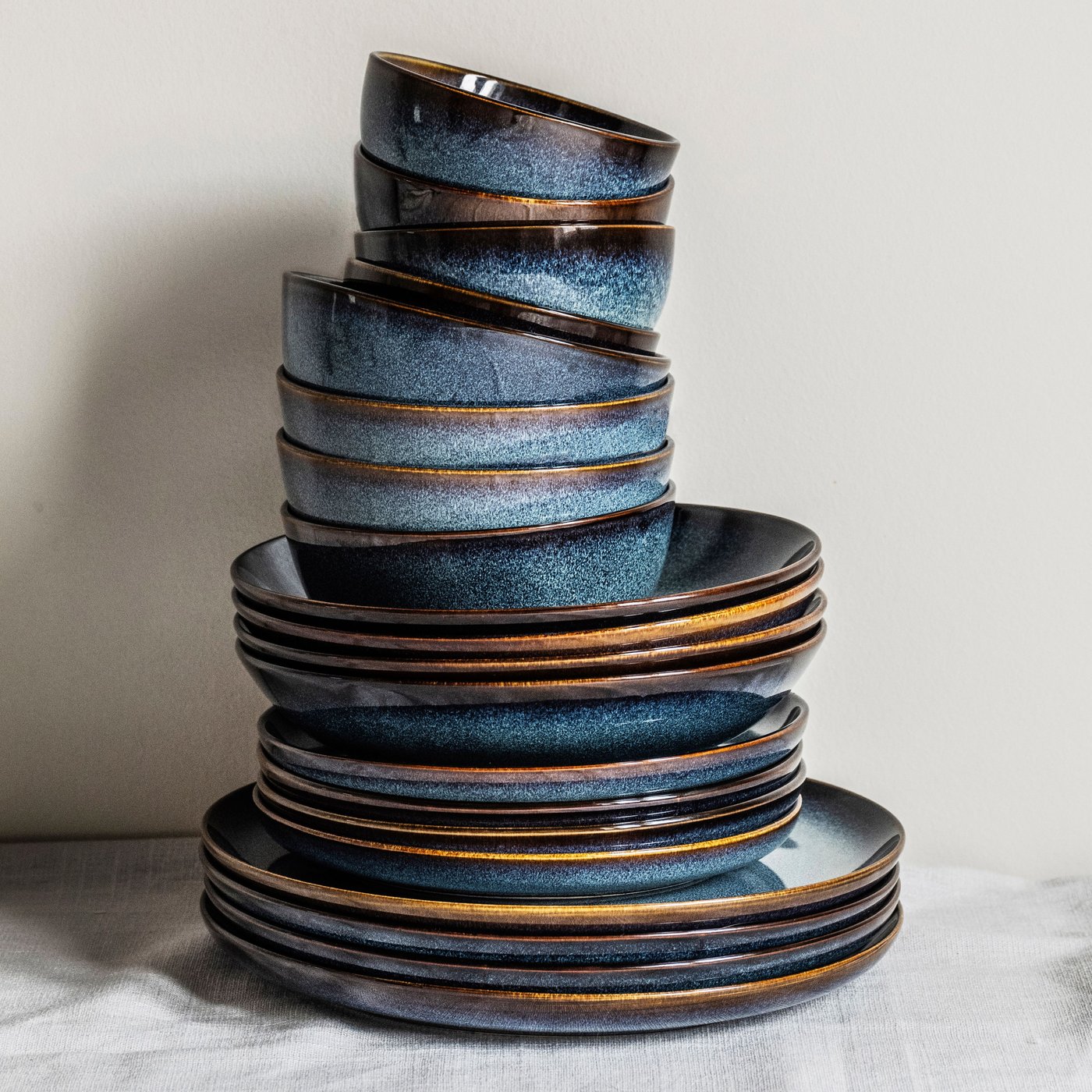 Une assiette GLADELIG bleue