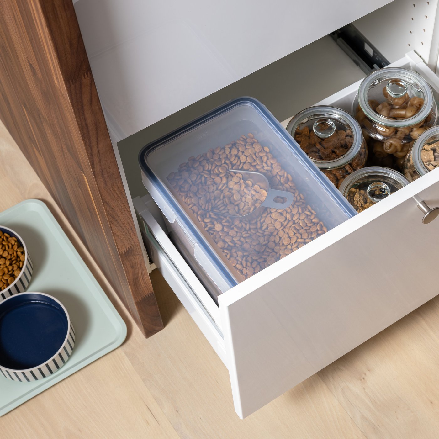 A stripe pattern black-blue/dark blue UTSÅDD pet bowl