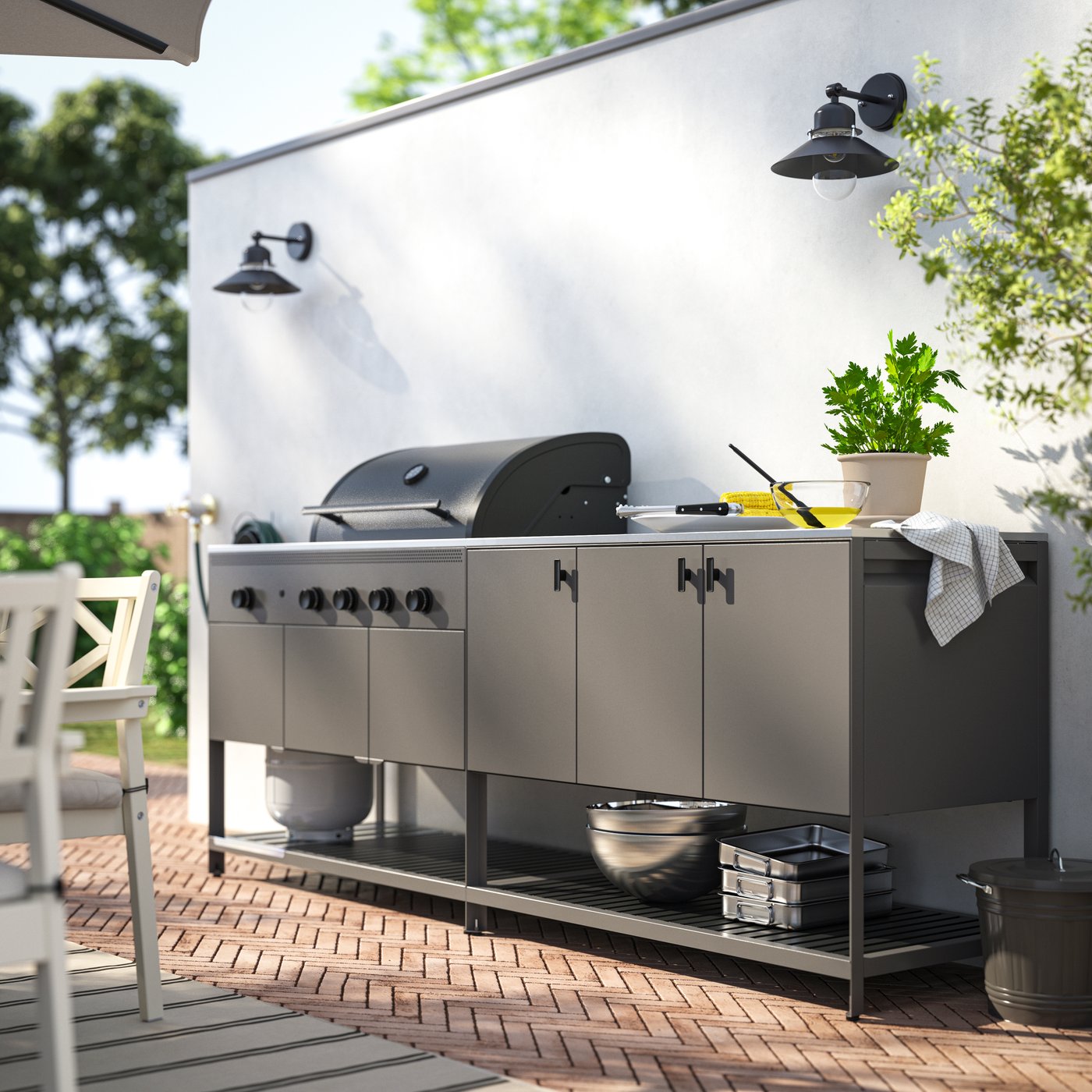 A dark grey BÅTSKÄR outdoor kitchen w gas barbecue