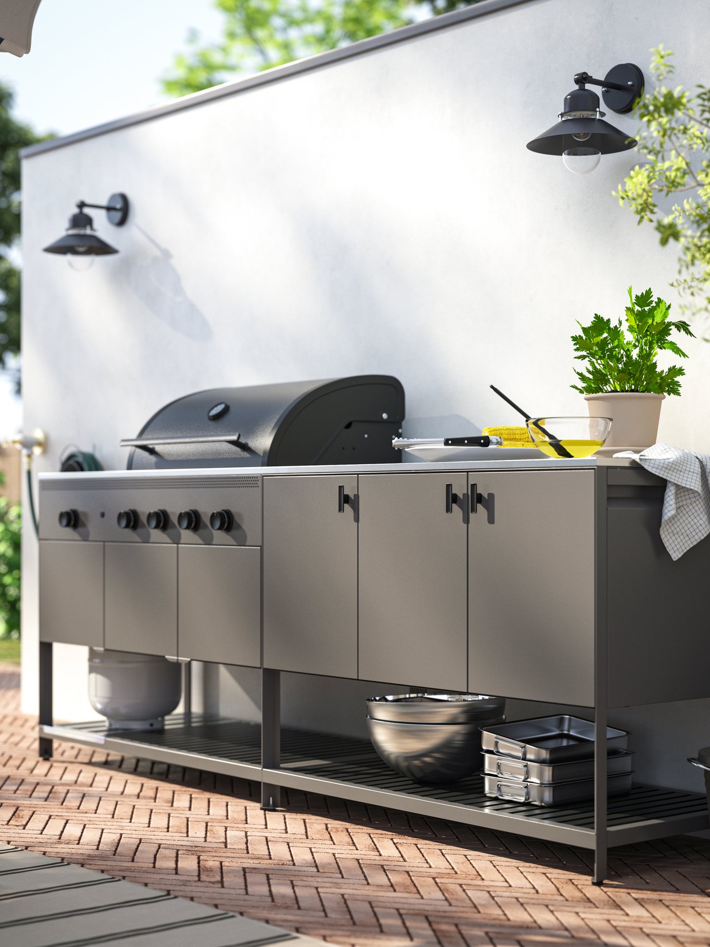 Båtskär utekök mot vit putsad vägg. 