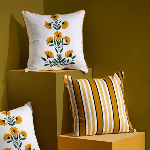 A floral pattern/yellow AROMATISK cushion cover