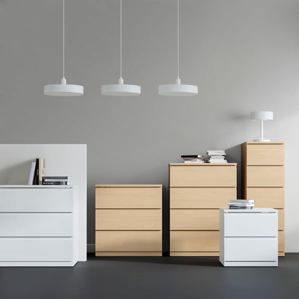 Una mesita de noche STORKLINTA blanca con 2 cajones