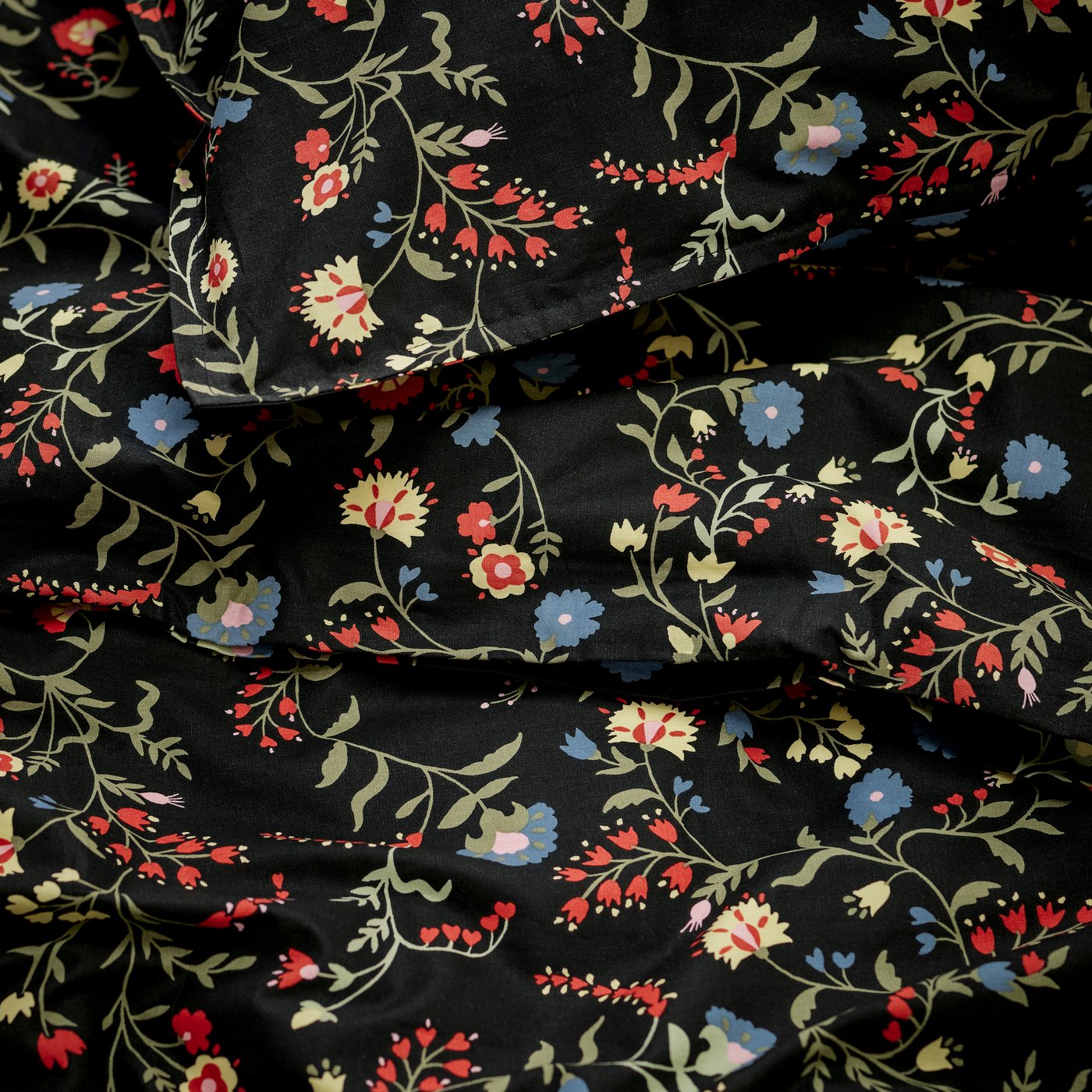 A black BRUDKRUSBÄR duvet cover set with floral pattern