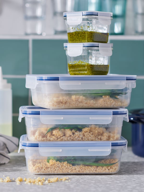 Un récipient alimentaire carré/en verre IKEA 365+ avec couvercle dans la cuisine