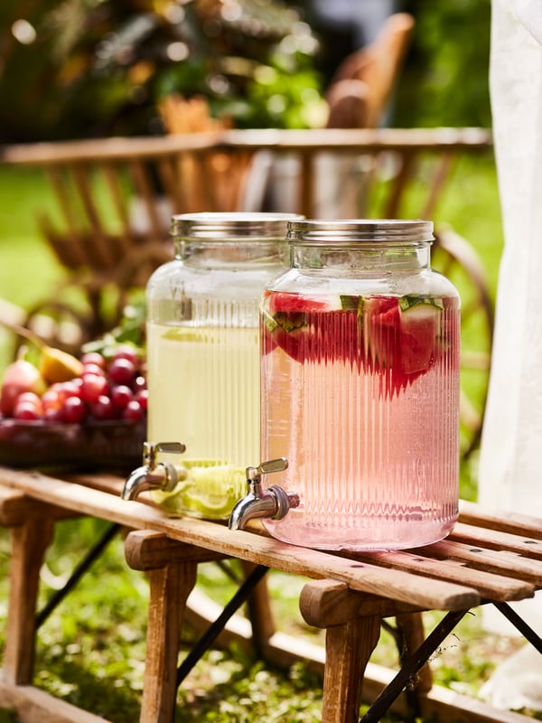 Store karafler med kran som inneholder fruktige hjemmelagde limonader er ikke bare forfriskende, men også dekorative.