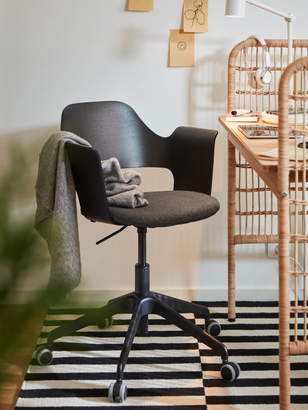 A rattan FRYKSÅS desk