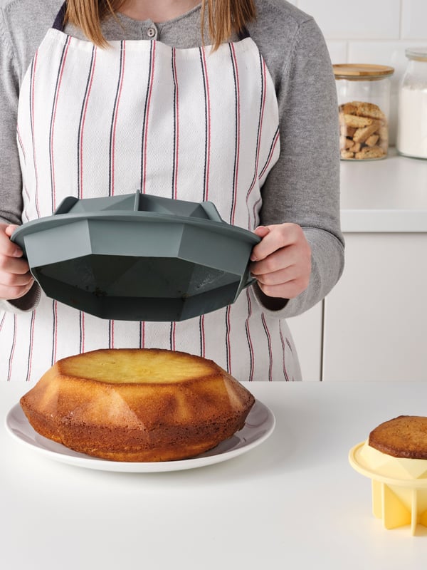 A diamond-shaped/silicone TÅRTBAK baking mould
