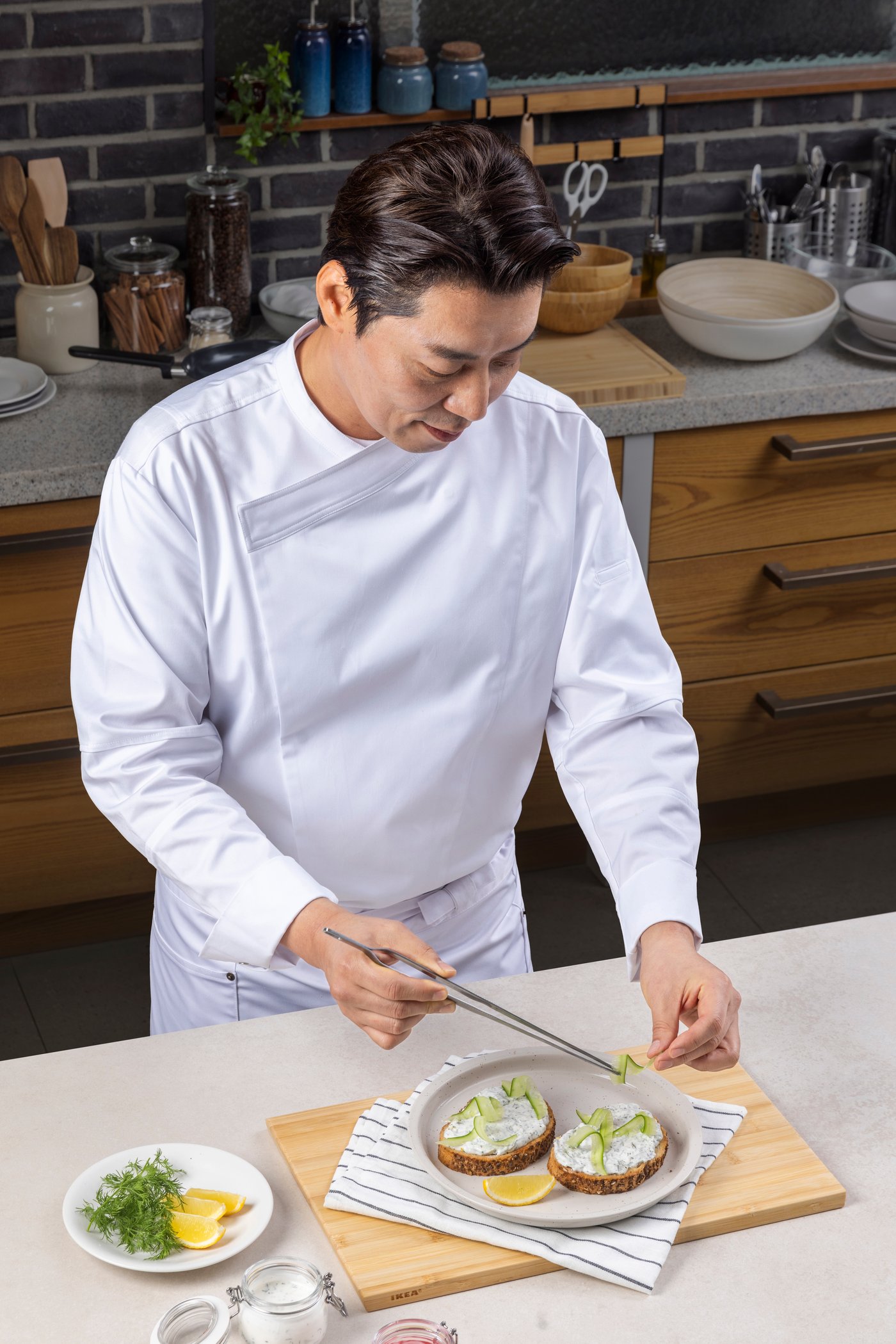 오이를 올리는 컷