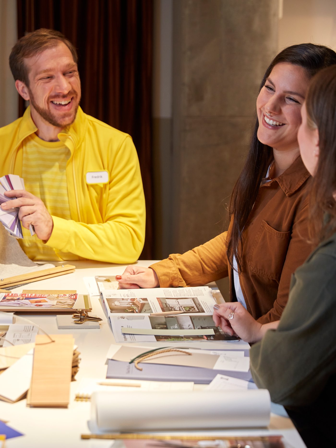 An IKEA co-worker having a workshop with customers.