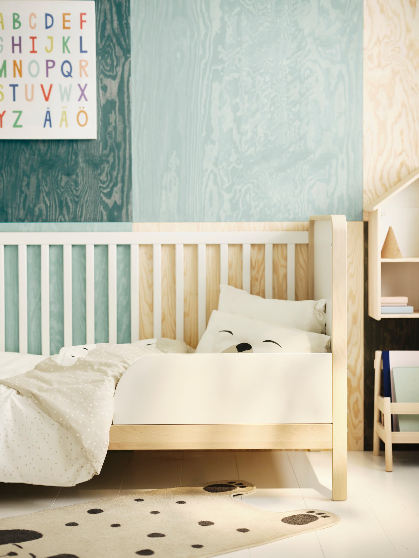 A dog-shaped off-white/grey DRÖMSLOTT rug