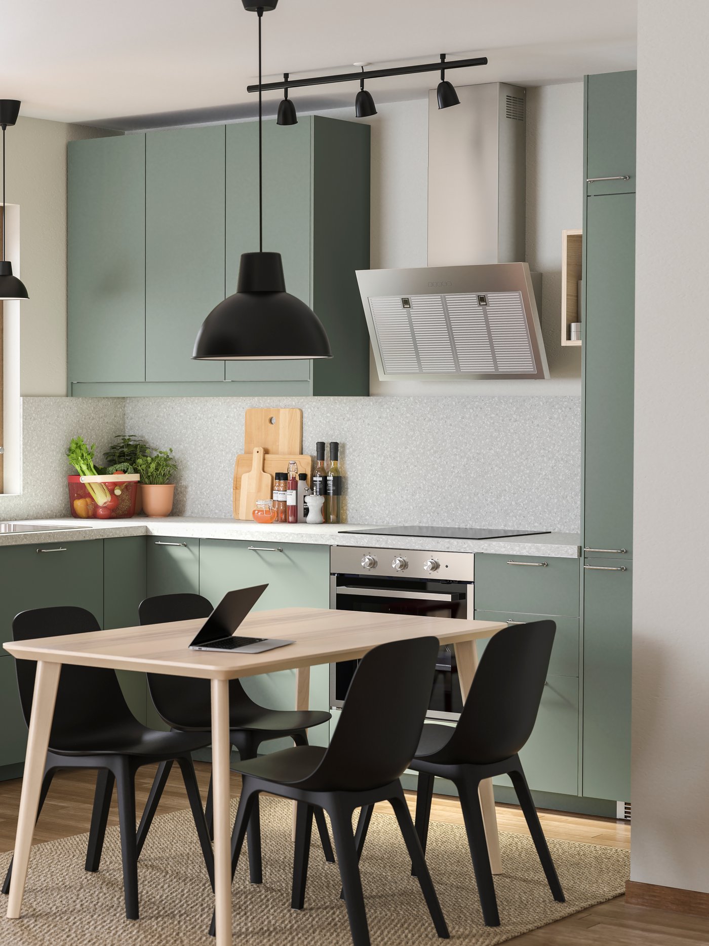 zu sehen ist eine IKEA Küchenlösung in einem Salbeigrün und einem LISABO Esstisch mit schwarzen Stühlen.