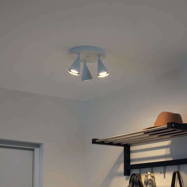 A white NÄVLINGE ceiling spotlight with 3 spots