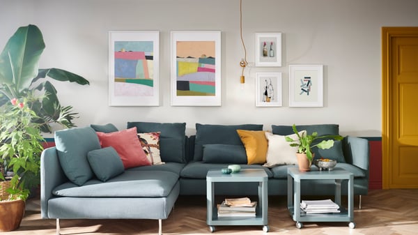 A white FISKBO frame in the living room