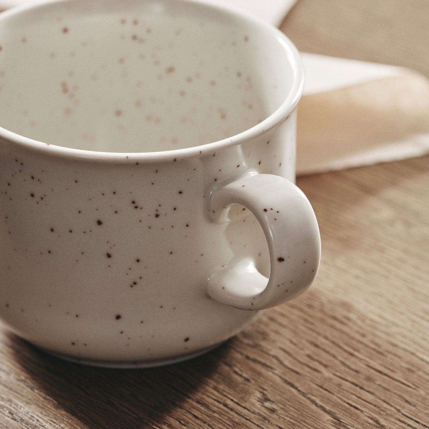 A dotted/light beige DAGGASTER mug