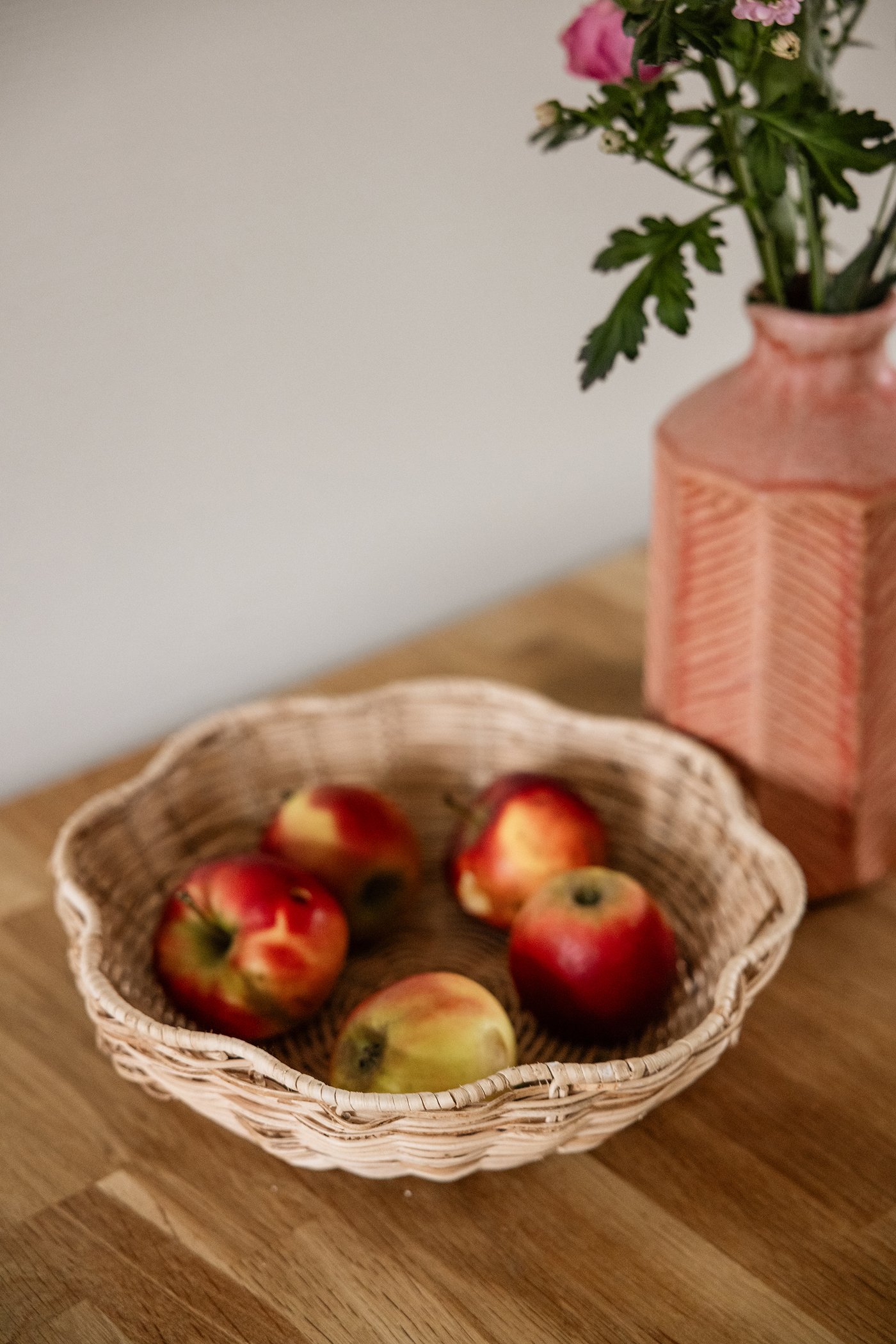 Rieten SMÖRFISK mandje met 5 appels erin.