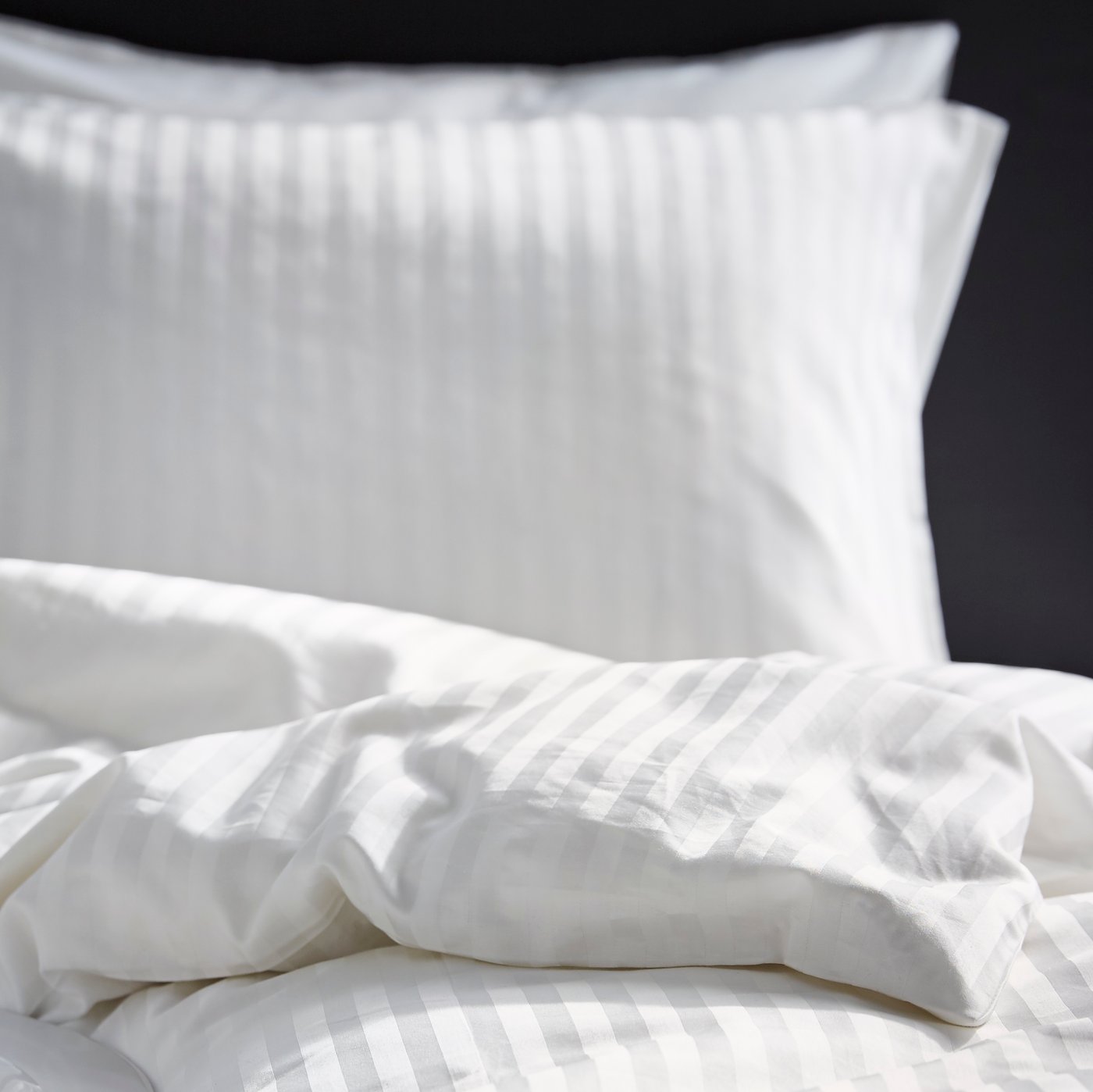 A firm/white ÅKREHAMN foam mattress in the bedroom