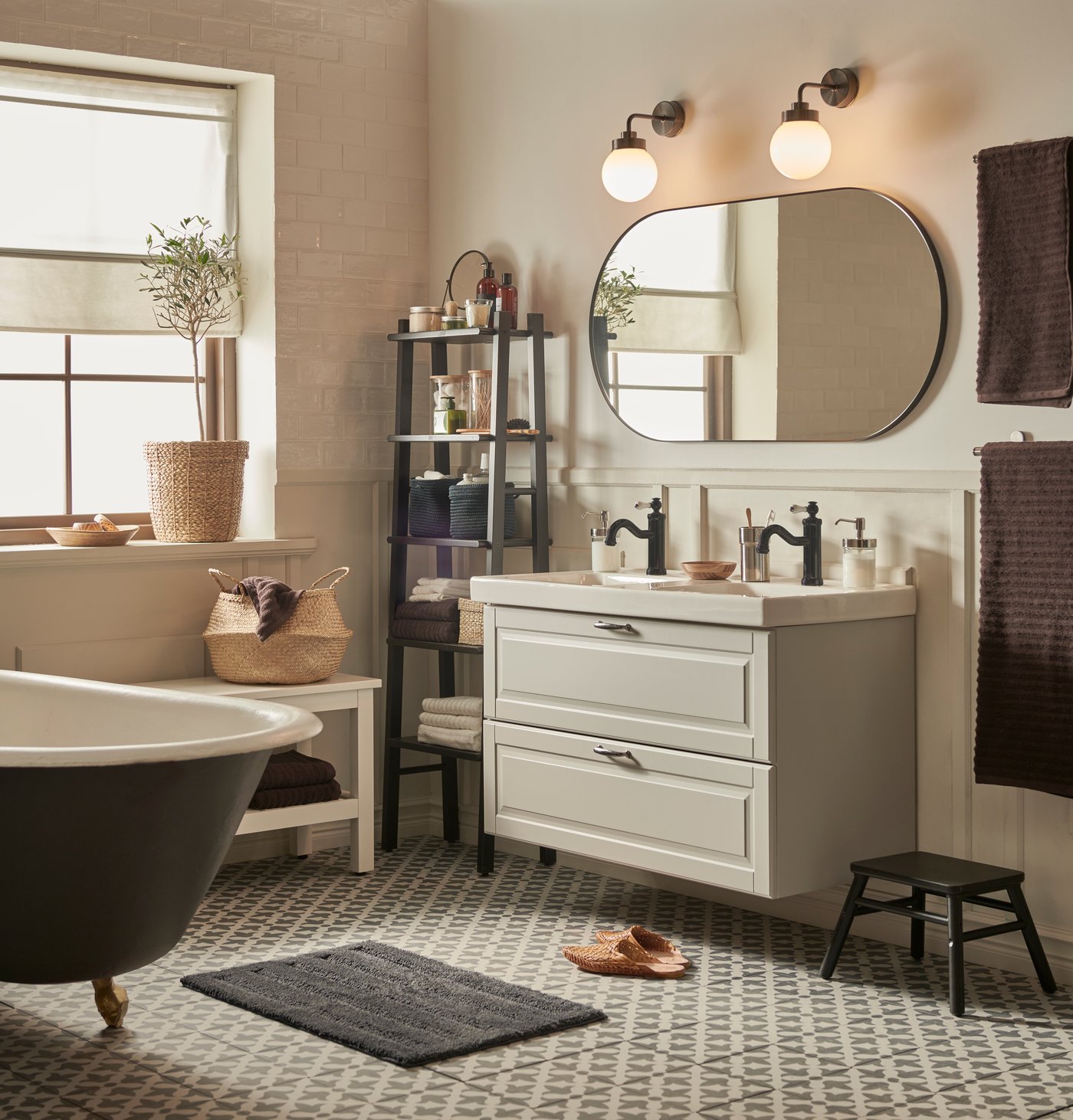 Černé zrcadlo LINDBYN v koupelně