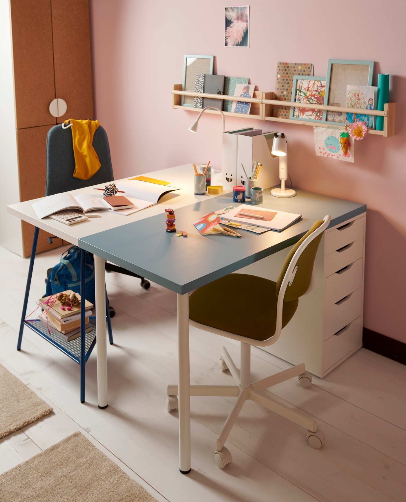 Dos escritorios LAGKAPTEN uno frente al otro y en el costado izquierdo de uno una cajonera ALEX. 