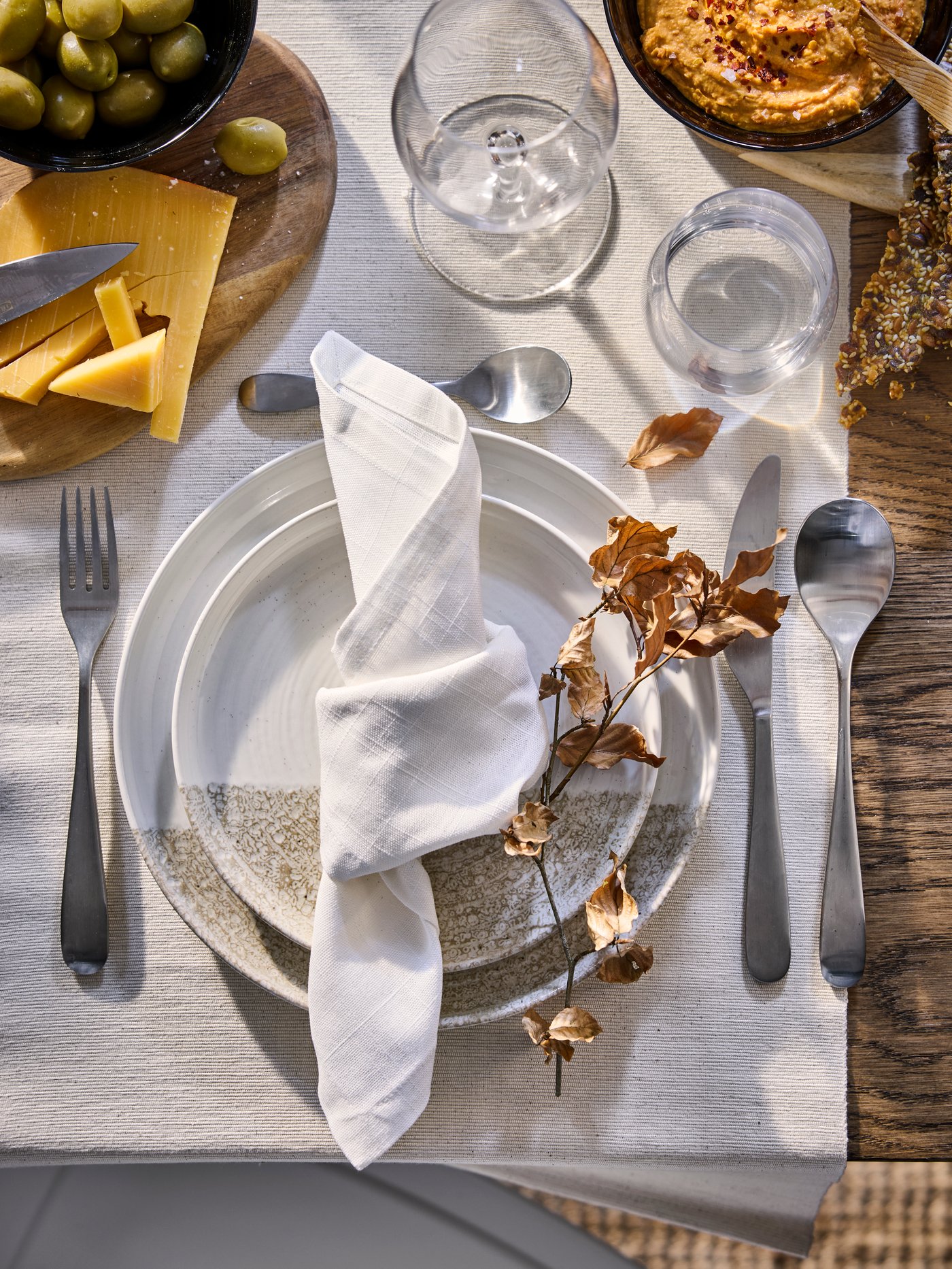 An oak veneer brown stained MÖRBYLÅNGA table in the dining room.
