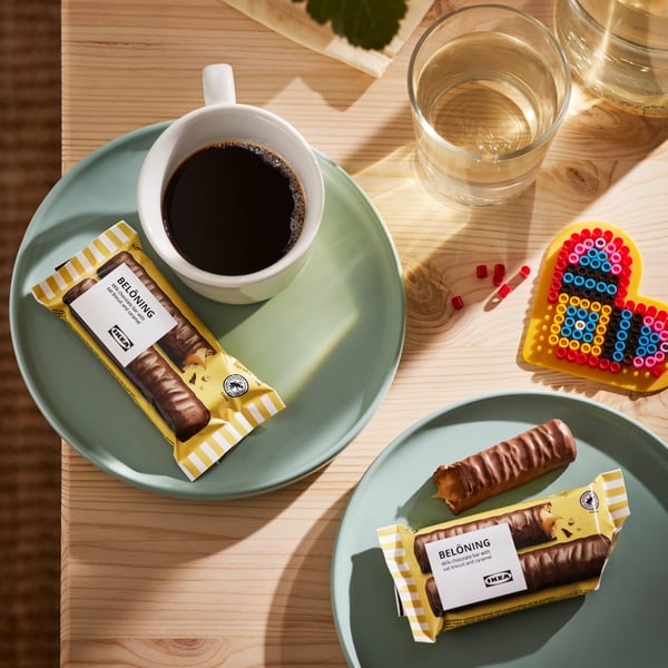 A with oat biscuit and caramel Rainforest Alliance Certified BELÖNING milk chocolate bar