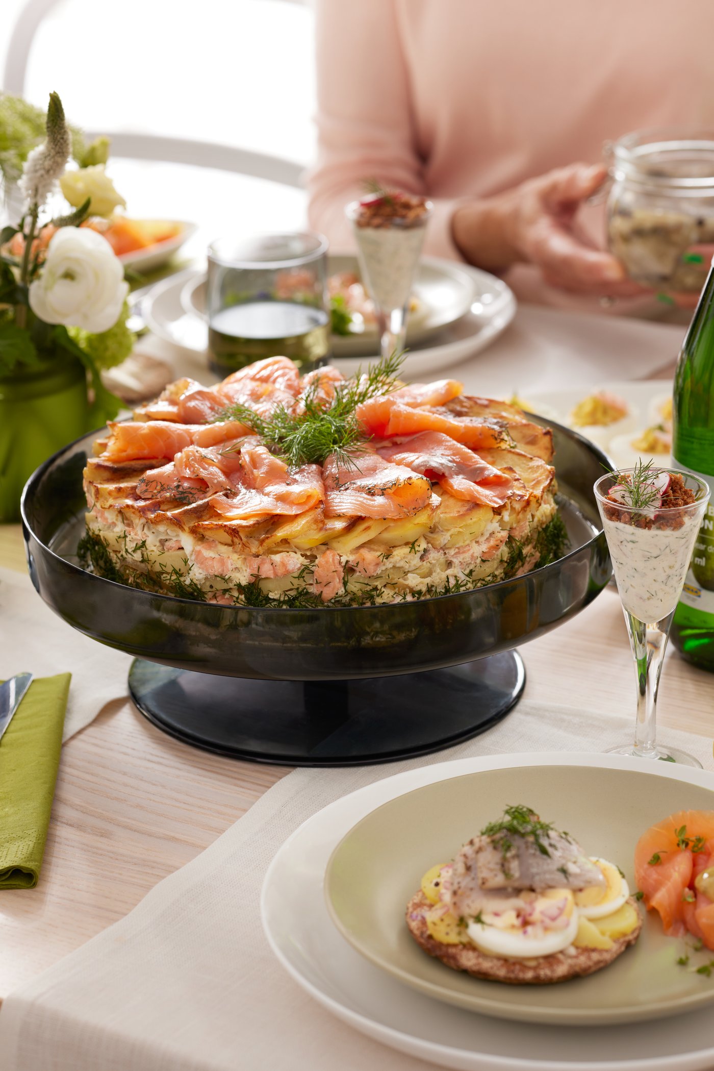 Lachstorte auf einem Kuchenständer.