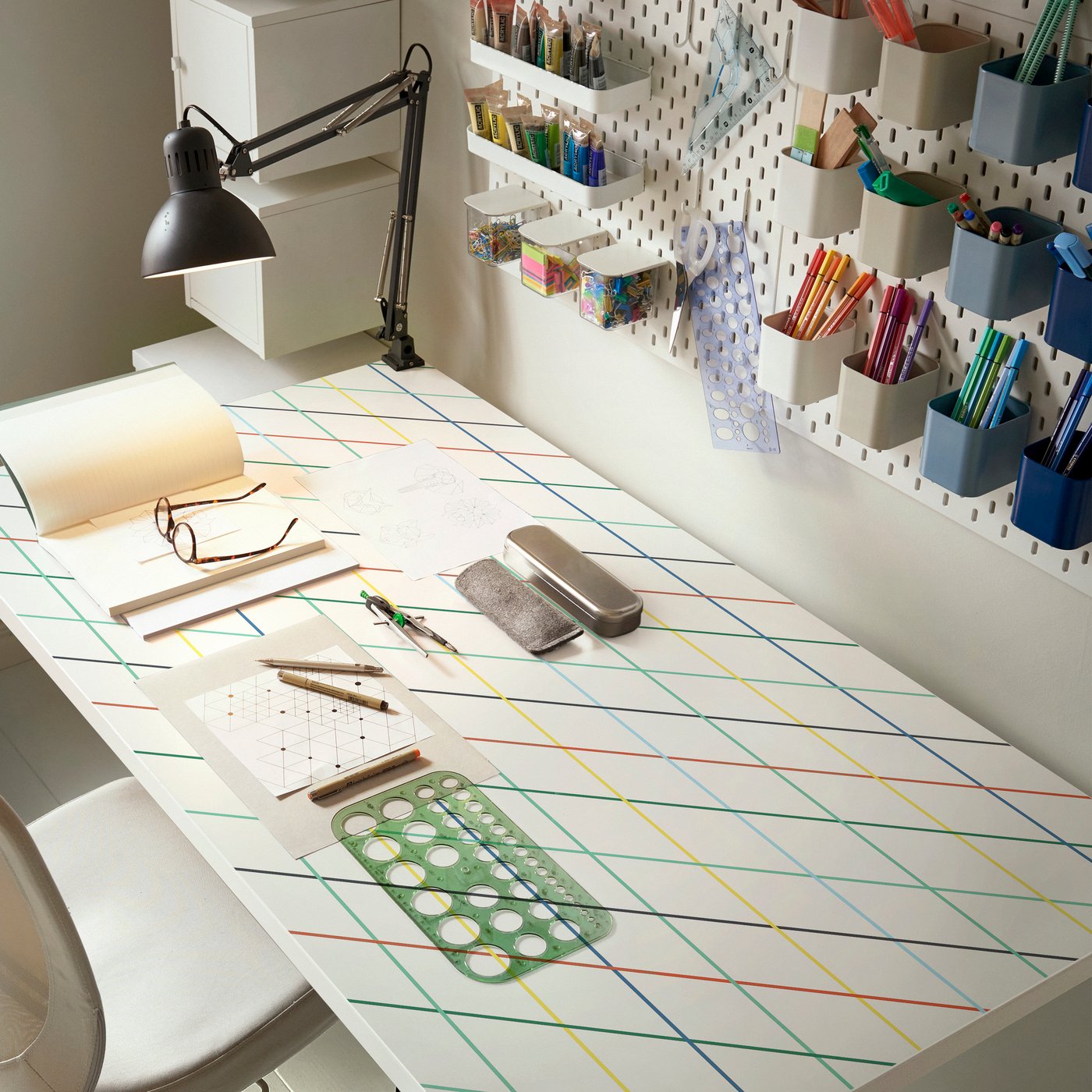 A grid/multicolour LAGKAPTEN table top