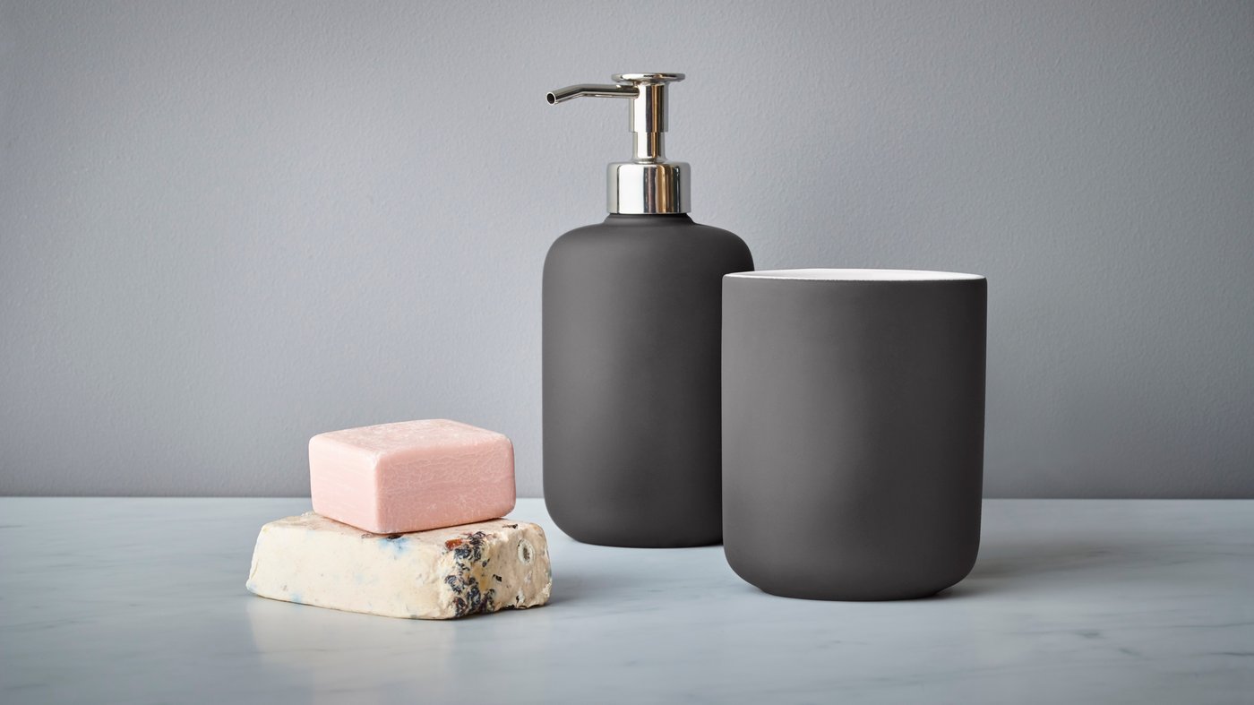 Un dispenser di sapone EKOLN grigio scuro.