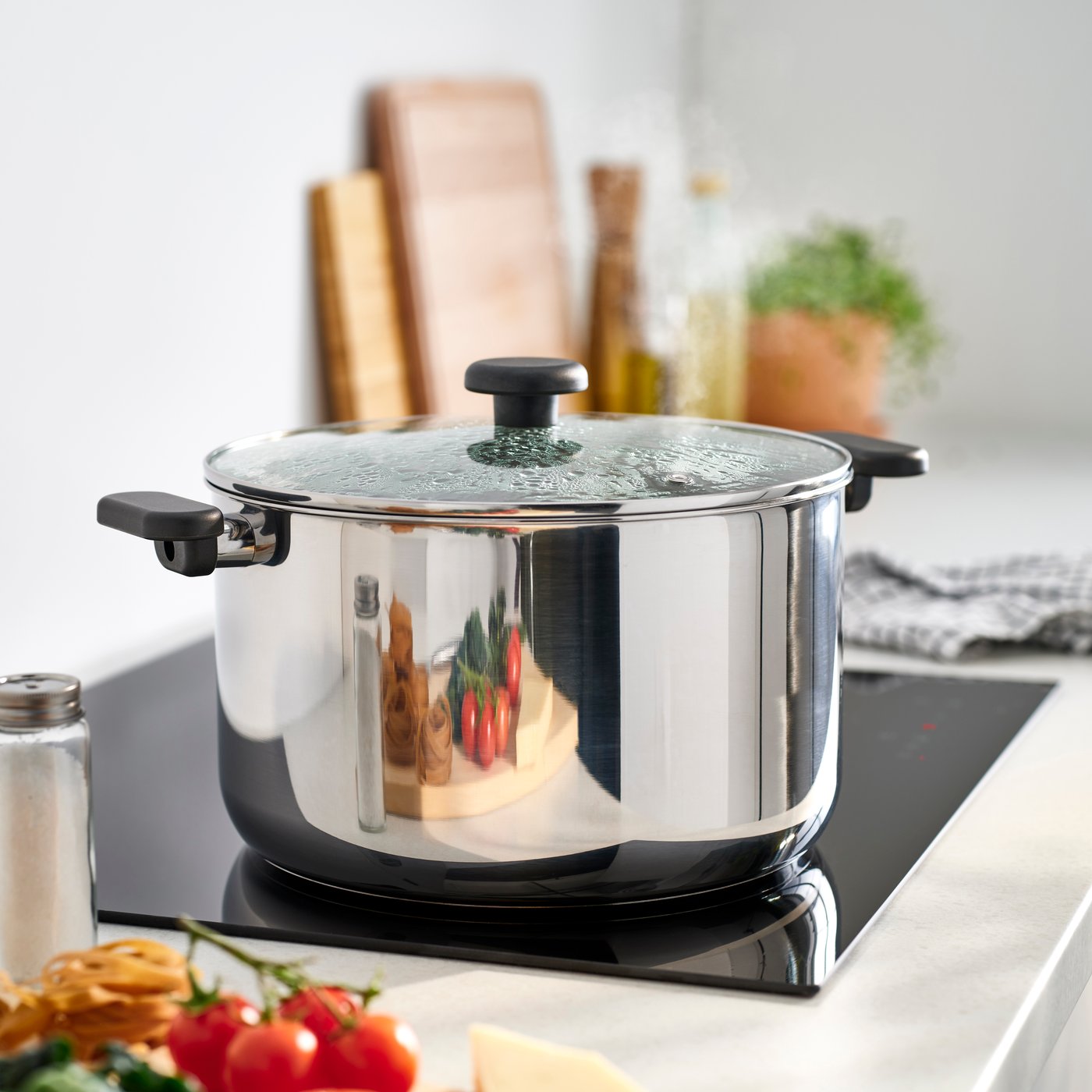 Une casserole MIDDAGSMAT en verre transparent et acier inoxydable avec couvercle