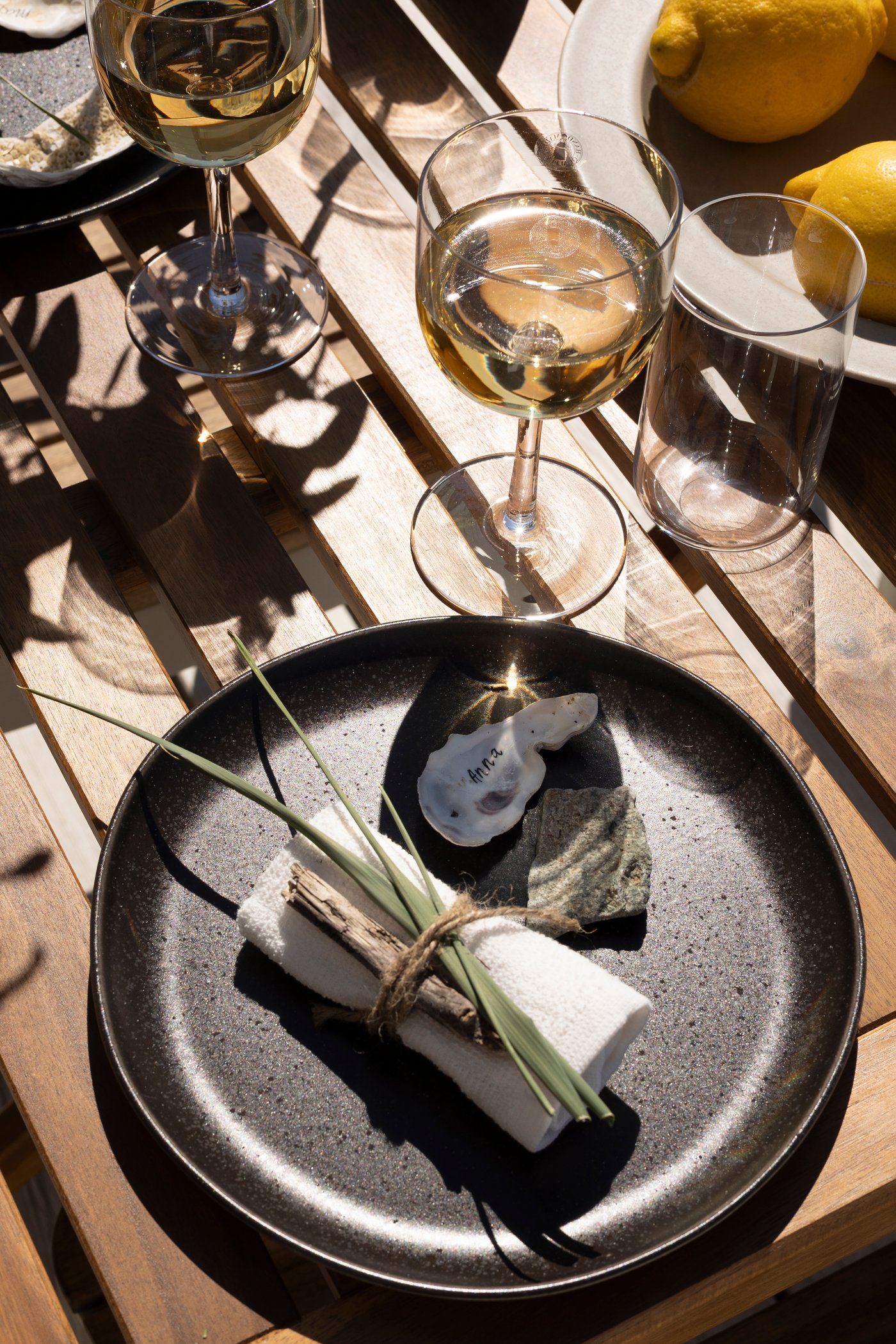 STOCKHOLM tallerkner på bordet.