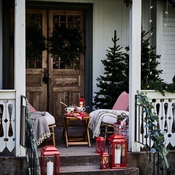 Juldekorerad veranda. 