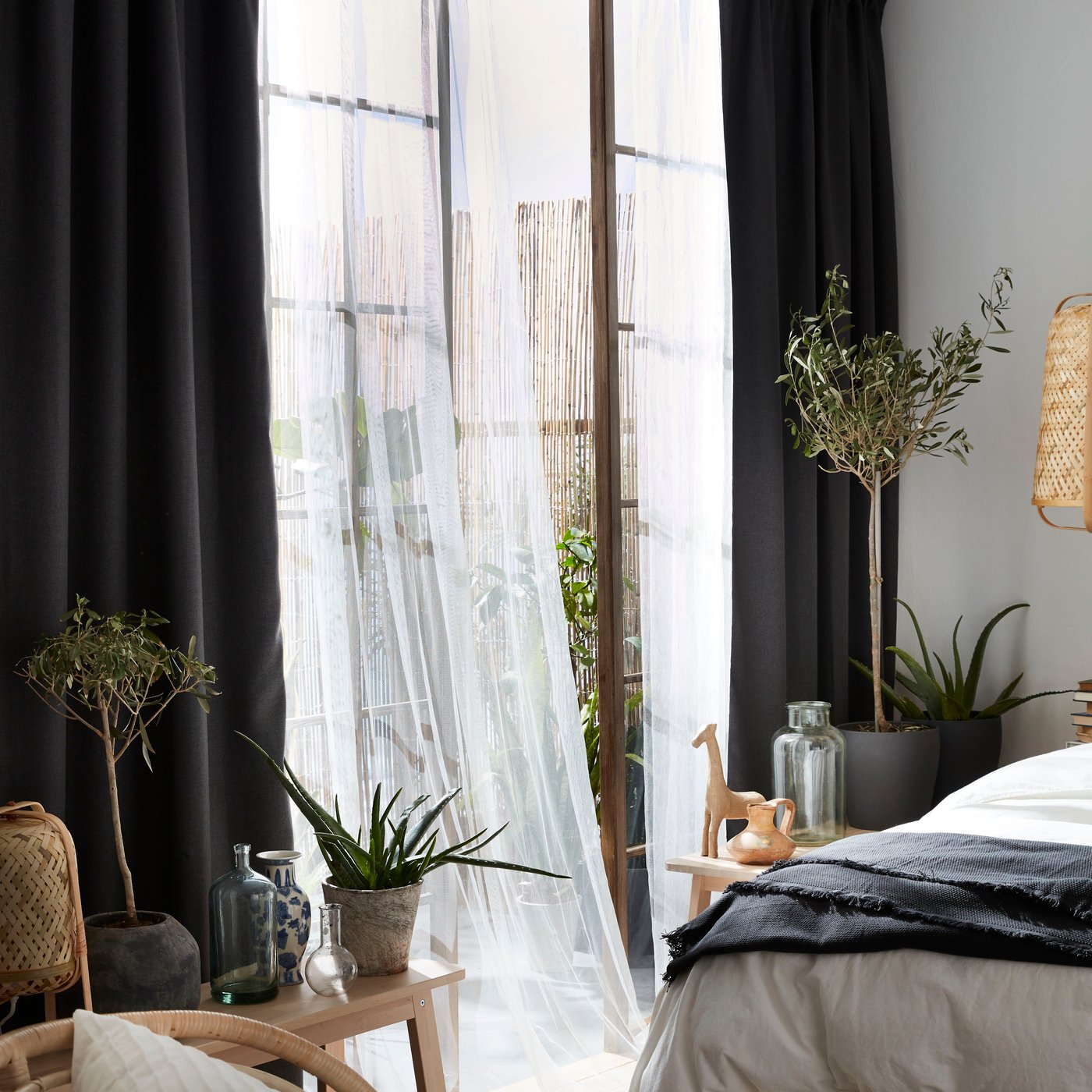 A white ÄNGSLILJA duvet cover and 2 pillowcases in the bedroom