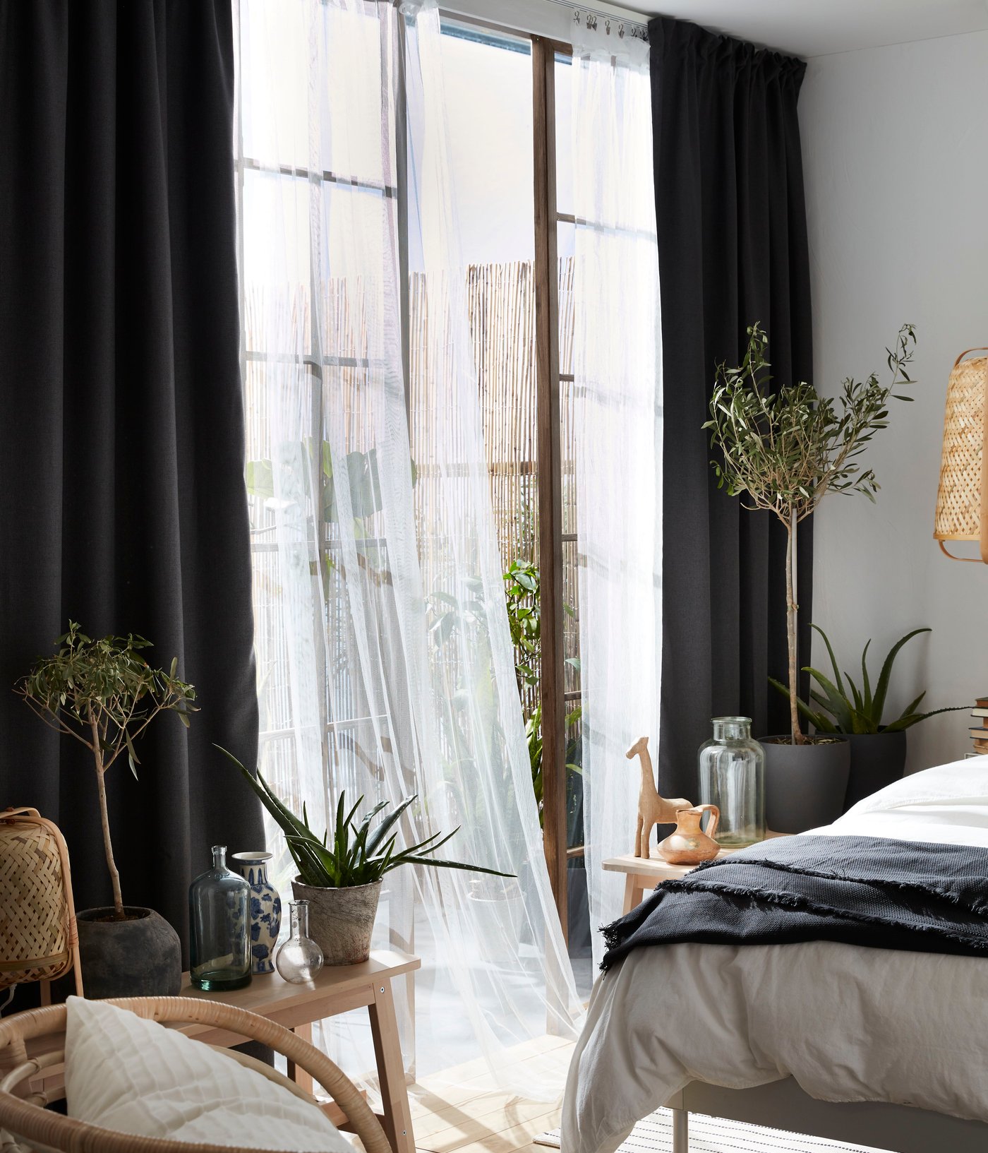 A white ÄNGSLILJA duvet cover and 2 pillowcases in the bedroom