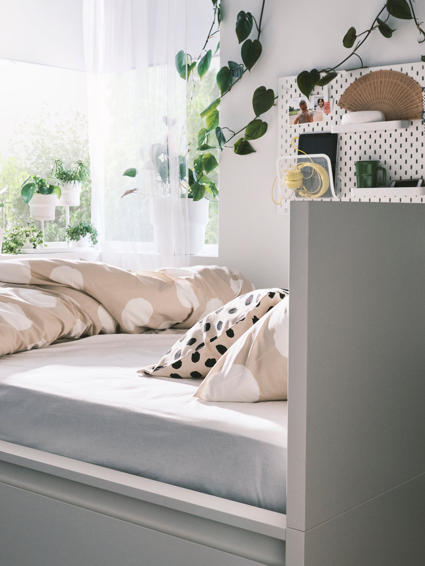 Une housse de couette KLYNNETÅG beige/blanc/à pois et 2 taies d’oreiller