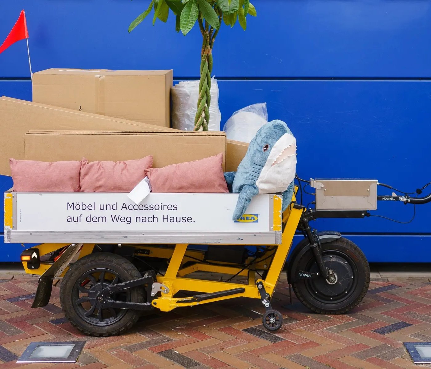 Ein E-Lastenanhänger mit Paketen drauf.