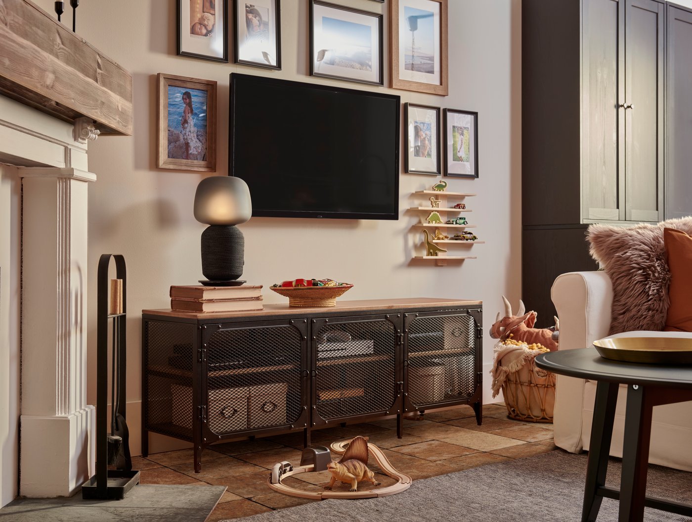 Crna FJÄLLBO TV stalaža u dnevnoj sobi