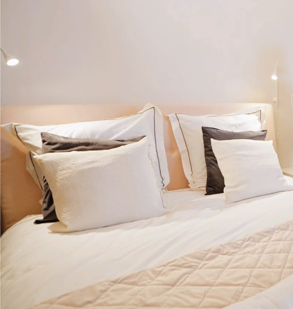 6 coussins posés sur le lit