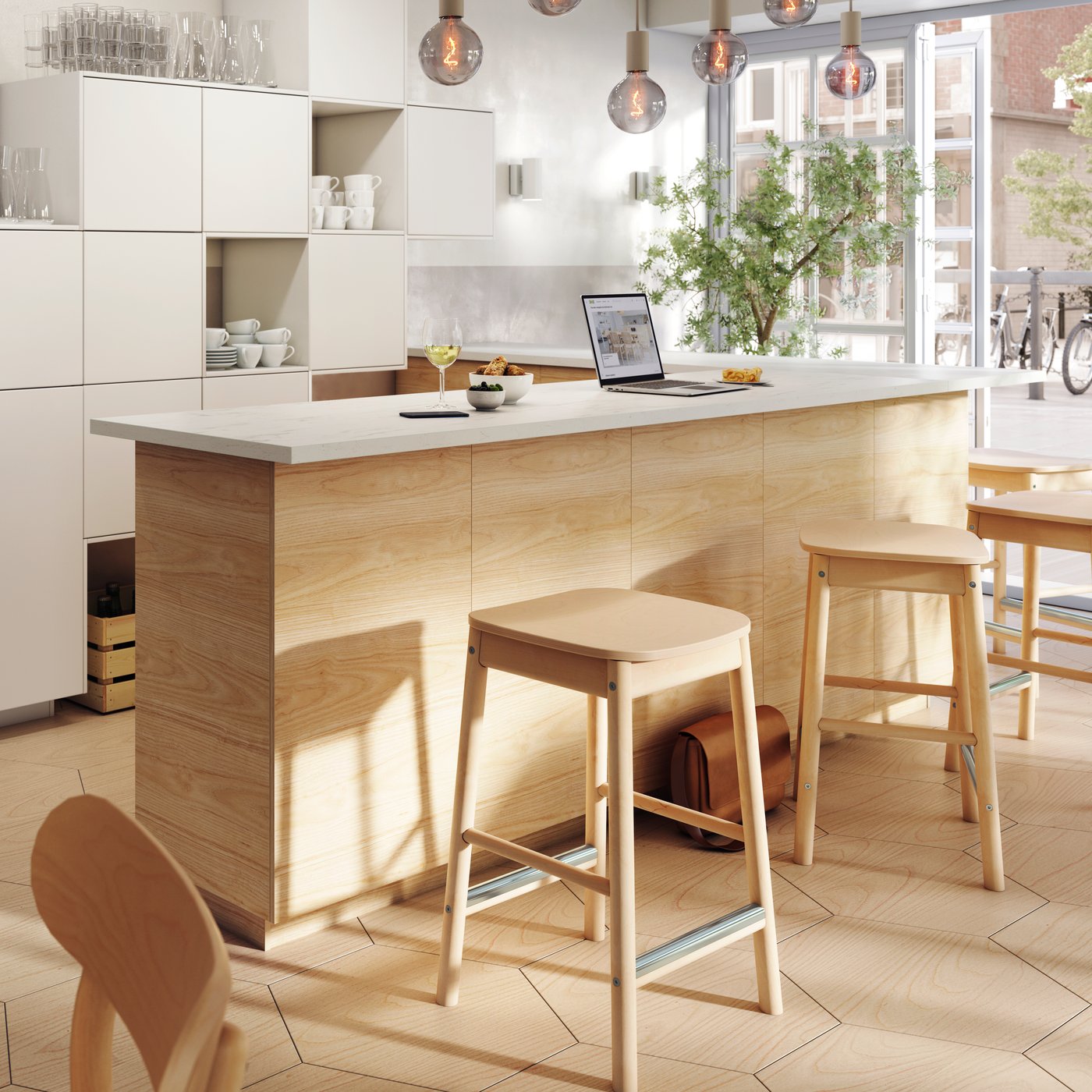 Cuisine ouverte avec îlot central et tabourets de bar en bois clair